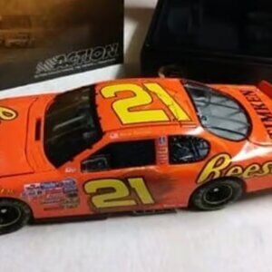 1/24 Kevin Harvick 2005 Monte Carlo Elite Nascar diecast car Reeses 1:24